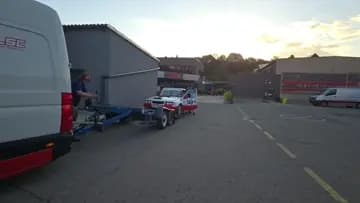 Groll pomáhá vytlačit auto na vlek