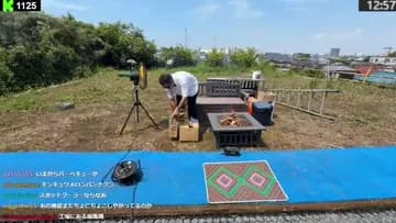 後ろで作業中に涼みながら火起こしテマキ