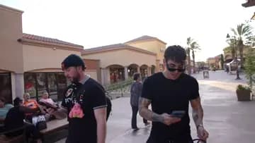 corre y se le cae la cartera