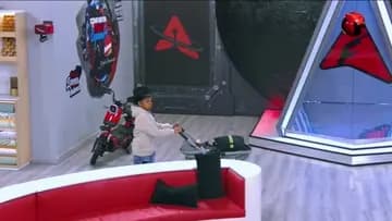 y ese bebe tan tarde jugando con su muÑequito lol