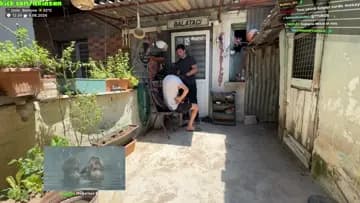 arabasını tamir etmeye çalışan kaygılı genç