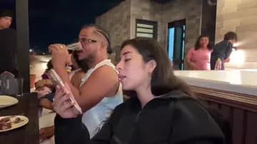 katy hi naim hi su equipo comiendo