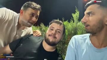 Gülerken memem zıplıyor