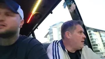 Ogumin pitsan ainesosat bussin alle
