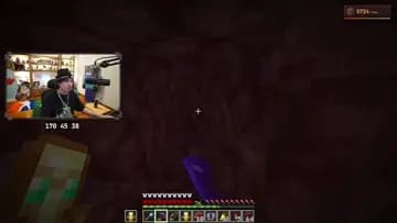 promocionando giga y jugando Minecraft