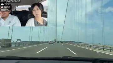 車から手を振るリスナ👋