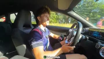 jemu je to jedno