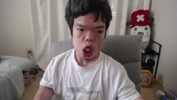 広告に驚くぽんちゃん