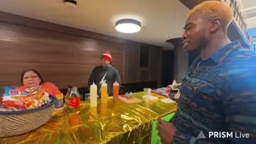 Vaquero giving mardi gras beads to una abuela