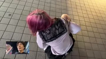 カニ歩きの女