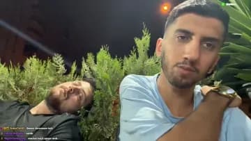 ENES DİL ATIYOR